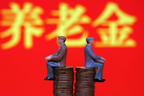 為什么企退養老金漲得更多？?jì)烧叩牟罹嗄芟龁幔? width=